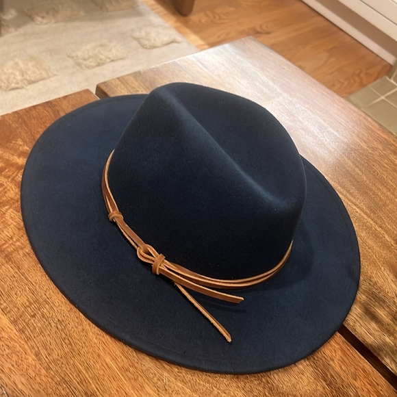 Wyeth Accessories - Wyeth Billie Hat 100% wool, one size (with Velcro size adjuster) in Navy